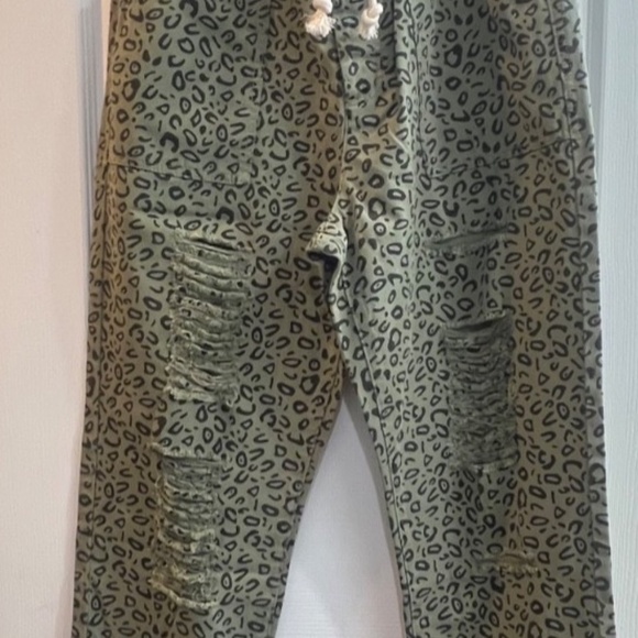 New Easel Cheetah Print Distressed Utility Cargo Pants Relaxed Fit Size Medium - Picture 8 of 14